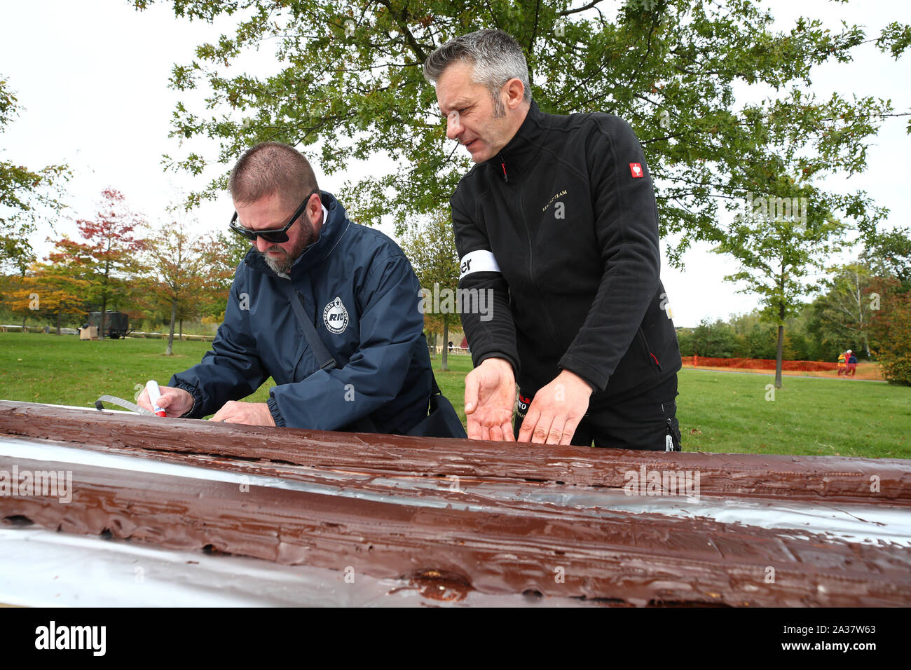 Ronneburg, Deutschland. 06 Okt, 2019. Rolf Allerdissen (l) von Rekord  Institut für Deutschland und Bernd Lehmann, Leiter des Vereins "Wir haben 4  Kids, untersuchen die Keks "Kalter Hund". Die Kinder und Mitarbeiter