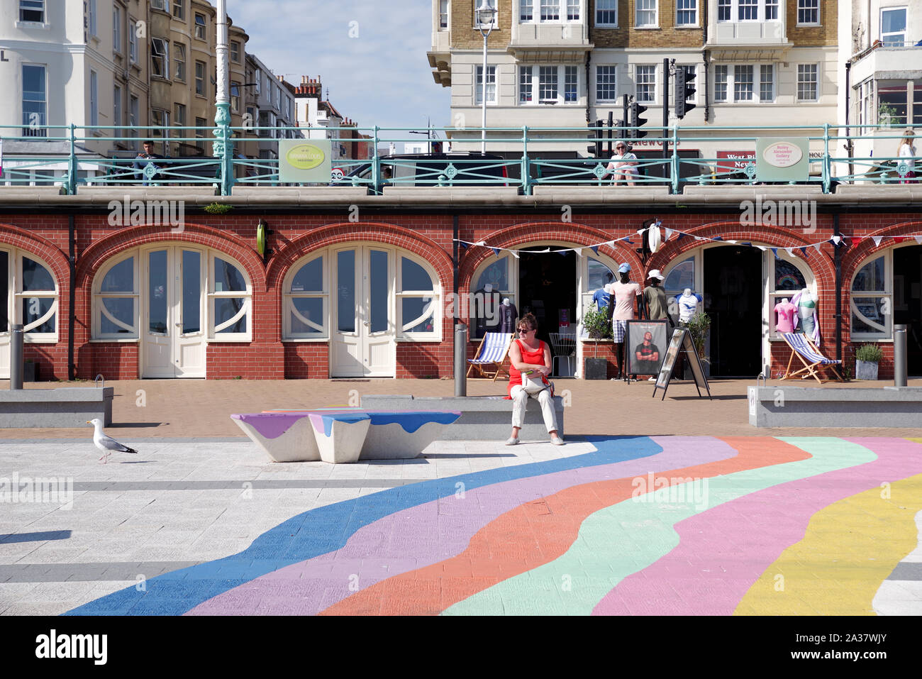 Bunte Küste von Brighton an einem sonnigen Sommertag (East Sussex, England) Stockfoto