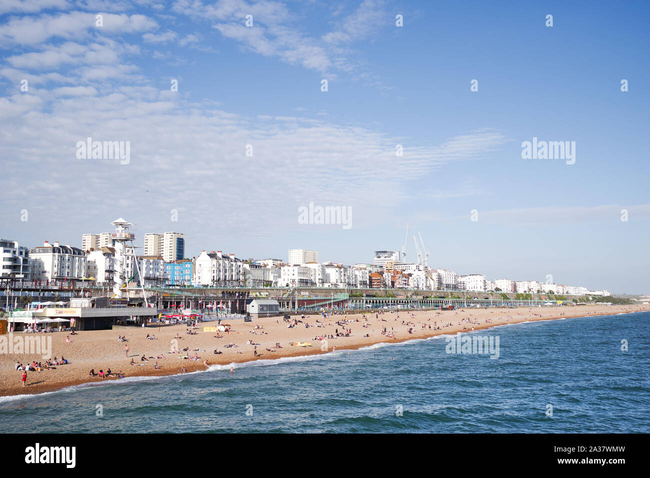 Brighton Beach und direkt am Meer an einem hellen, sonnigen Nachmittag (East Sussex, UK) Stockfoto