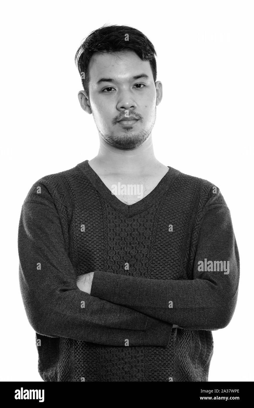 Studio shot junger asiatischer Mann mit verschränkten Armen Stockfoto
