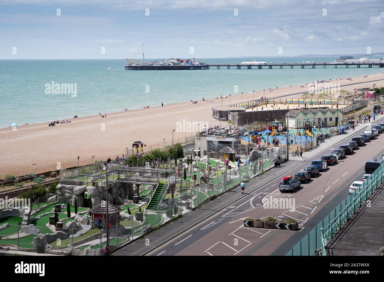 Brighton Beach und direkt am Meer an einem hellen, sonnigen Nachmittag (East Sussex, UK) Stockfoto