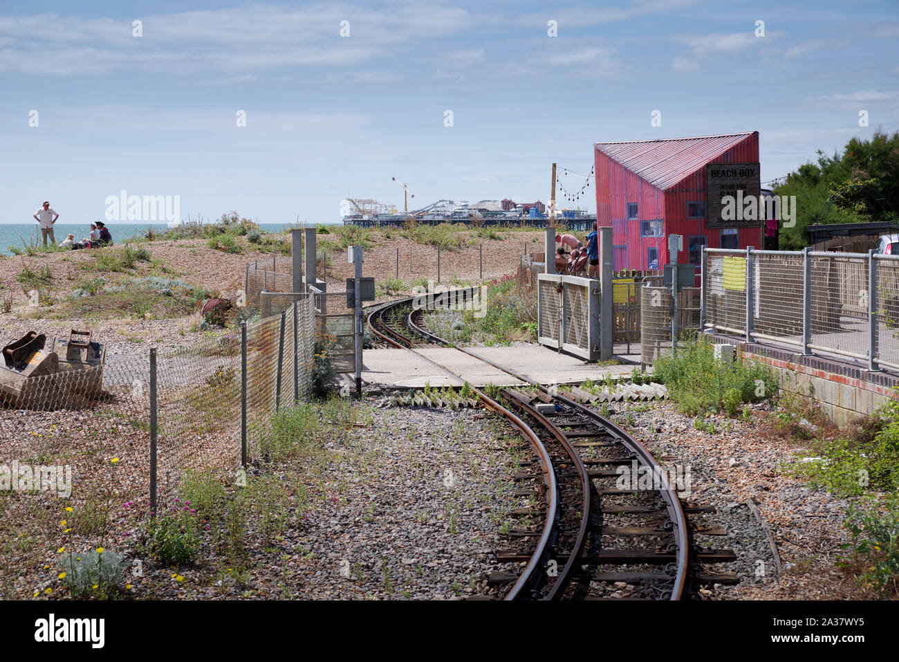 Volk's Electric Railway, eine Schmalspurbahn, die entlang des Brighton Beach in East Sussex verläuft Stockfoto