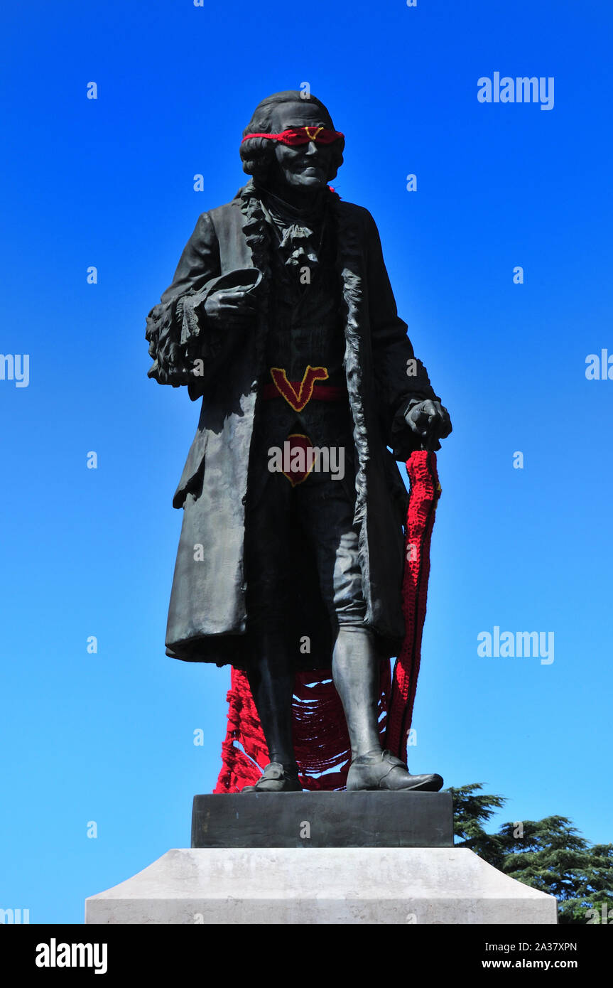 Voltaires statue versionned als Superheld mit roten Elementen und eine gelbe und rote V Gurtschloss Stockfoto