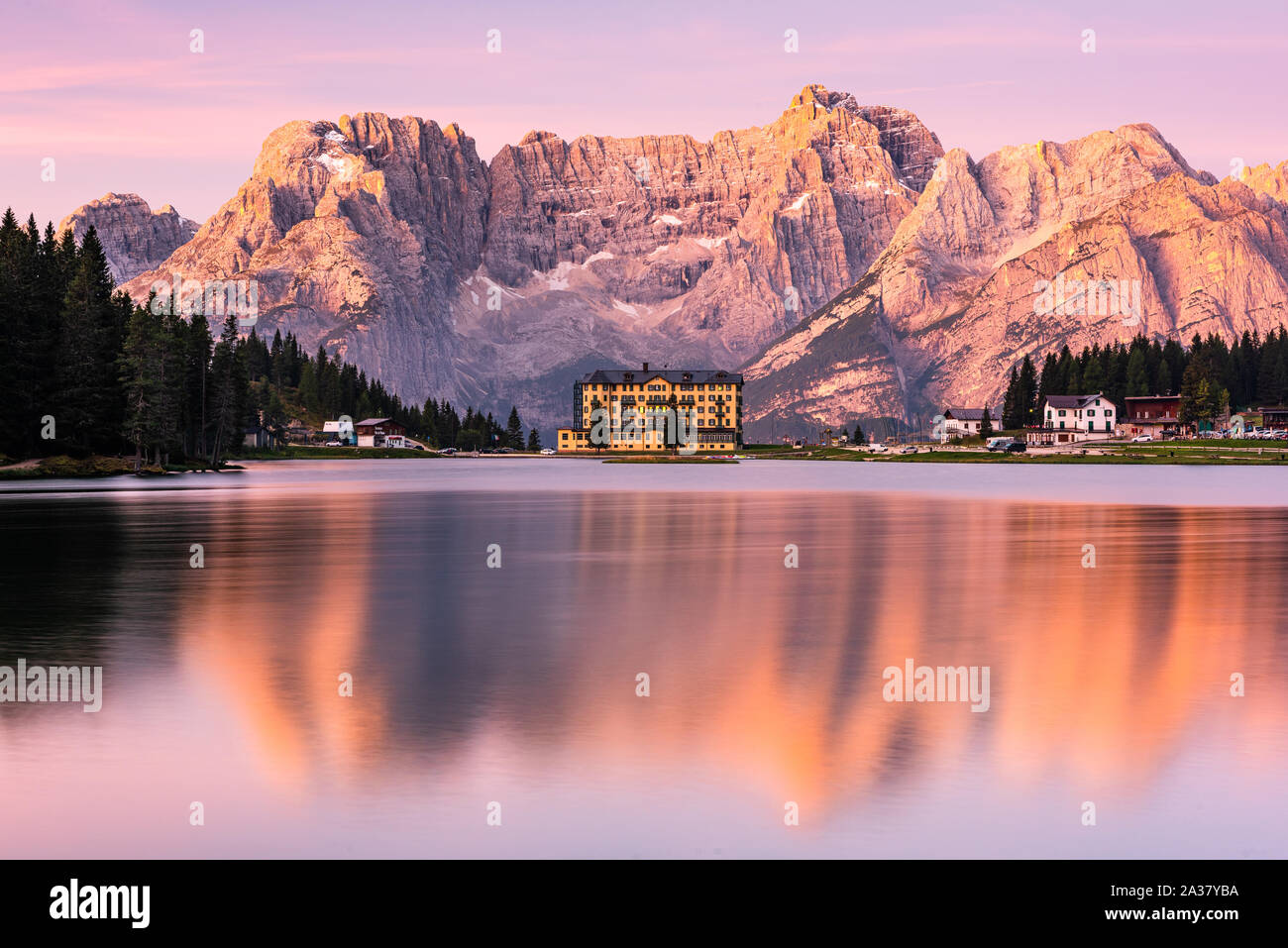 Glühende Dolomiten Bergspitzen bei Sonnenaufgang über den Lago Misurina in Italien. Stockfoto