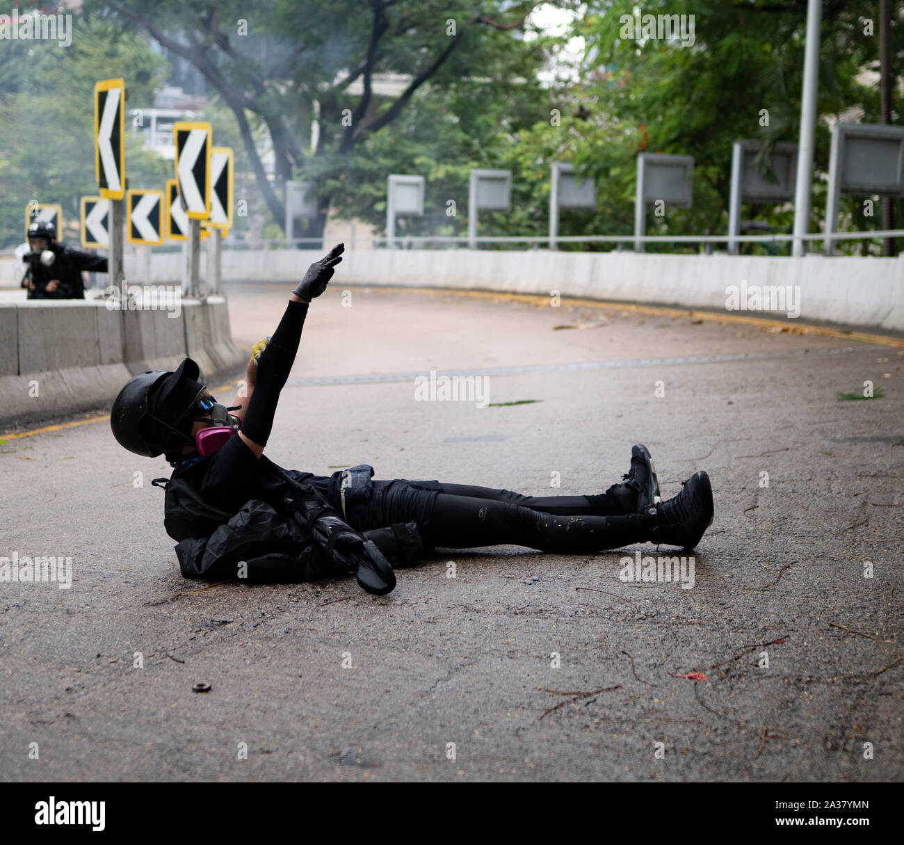 Hongkong, China. 6. Oktober 2019. Zehntausende von pro-demokratischen Demonstranten März heute im strömenden Regen durch die Mitte des Hong Kong von Causeway Bay Central. Friedliche März später gedreht heftig als harte Kern der Demonstranten Polizei konfrontiert. Pic; Demonstrant feiert nach dem Werfen Molotow-cocktail Polizei. Iain Masterton/Alamy Leben Nachrichten. Stockfoto