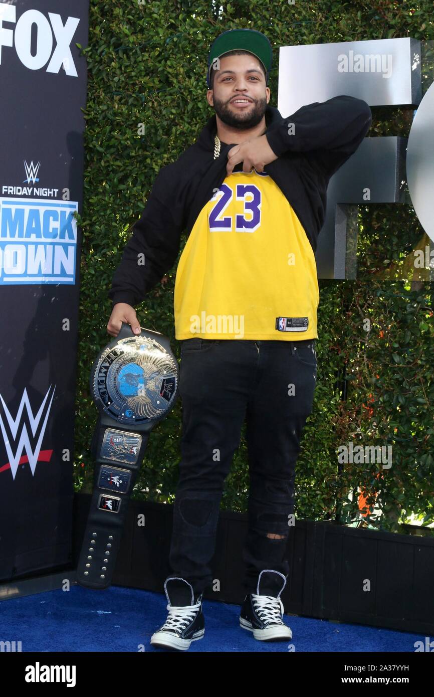 Hosea Jackson Jr in der Ankunftshalle für WWE SmackDown 20. Jahrestag feiern Premiere, Staples Center, Los Angeles, CA Oktober 4, 2019. Foto von: Priscilla Grant/Everett Collection Stockfoto