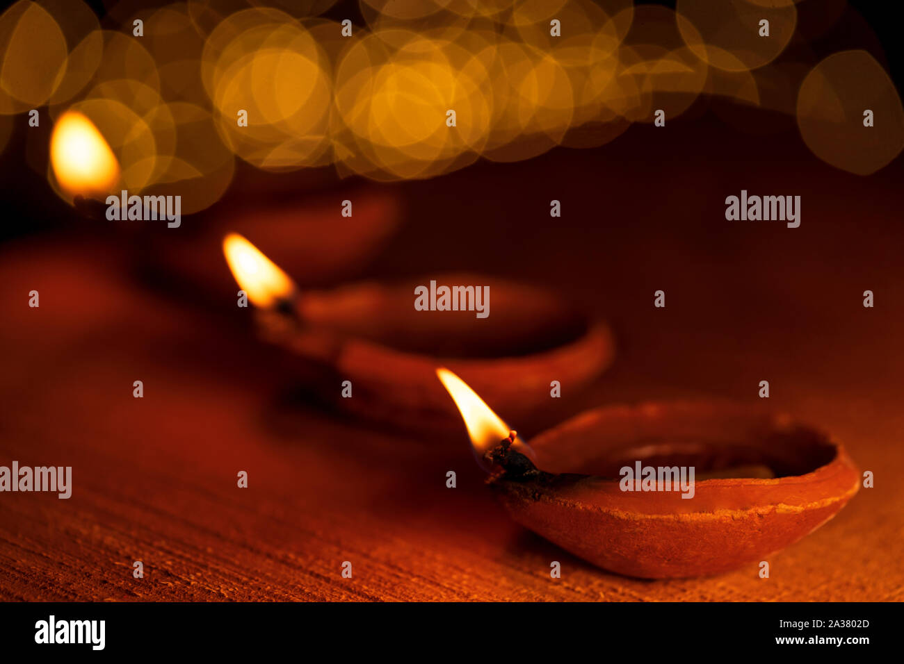 Happy Diwali - Diya öl Ton Lampen leuchten bei Diwali Feier mit Licht bokeh und Kopieren. Stockfoto