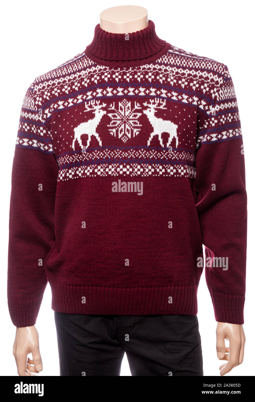 Burgund aus Gewirken Weihnachten Rollkragen-pullover aus traditionellem Design mit Elchen oder Elch Ornament auf ein Mannequin auf weißem Hintergrund Stockfoto