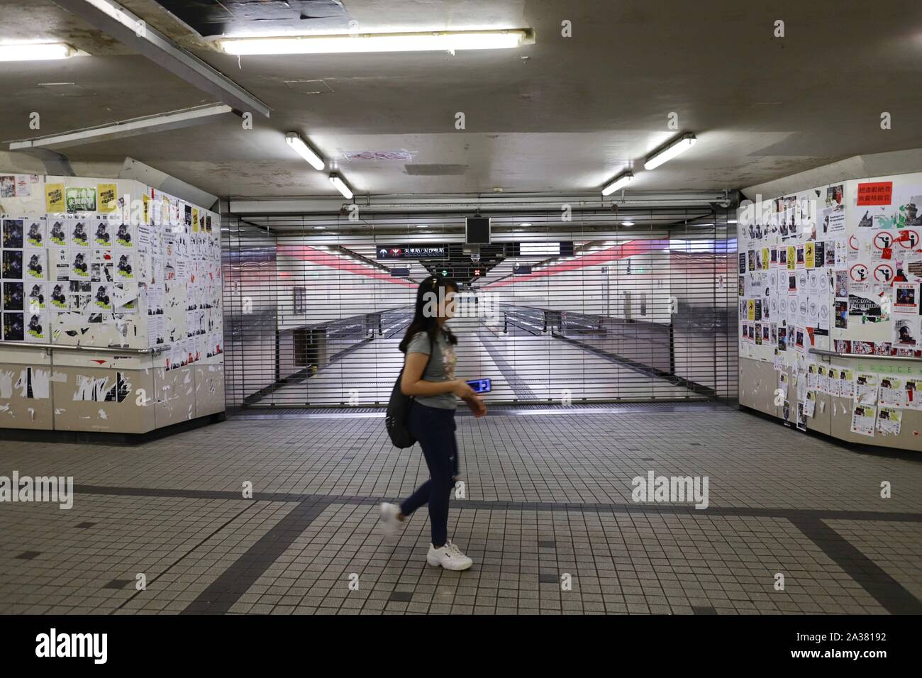 Hongkong, China. 6. Okt, 2019. Ein Eingang zur MTR-Station ist für die Öffentlichkeit geschlossen. Mit der Verabschiedung der Dringlichkeitsverordnung, ANTI-MASK GESETZ, Hong Kong Demonstranten haben ihre bewaffneten Widerstand in vielen Teilen der Stadt intensiviert, wodurch die öffentlichen Verkehrsmittel ihre Dienste für zwei Tage auszusetzen. Oct-6, 2019 Hong Kong. ZUMA/Liau Chung-ren Credit: Liau Chung-ren/ZUMA Draht/Alamy leben Nachrichten Stockfoto