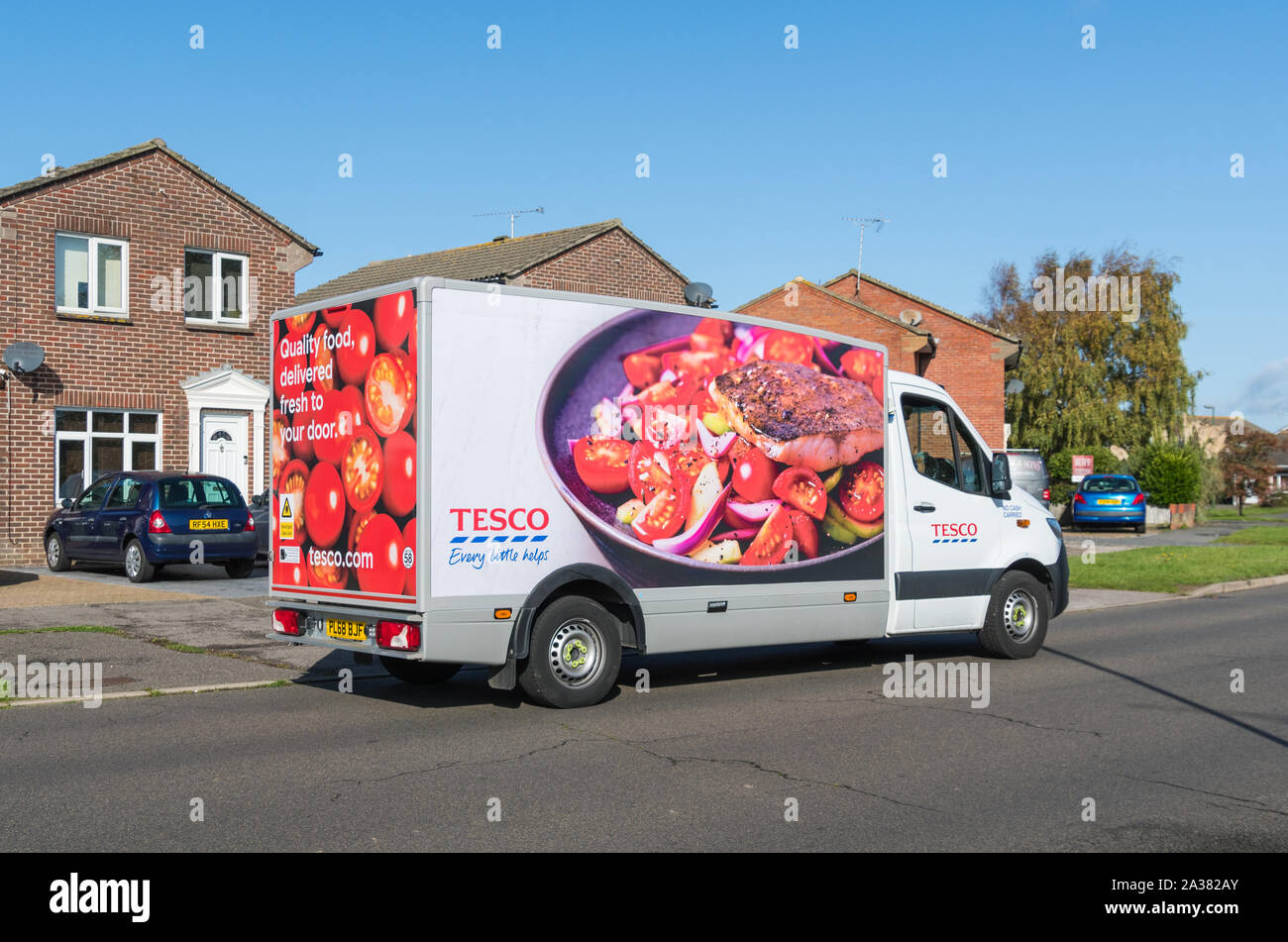 Tesco van liefert Lebensmittel in West Sussex, England, Großbritannien. Tescos Lebensmittelgeschäft Lieferwagen. Stockfoto