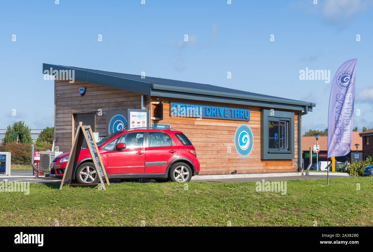 Auto fahren, die von den Küsten Kaffee fahren Sie durch in Littlehampton, West Sussex, England, UK. Fahren Sie durch Kaffee. Drive-thru Kaffee. Stockfoto