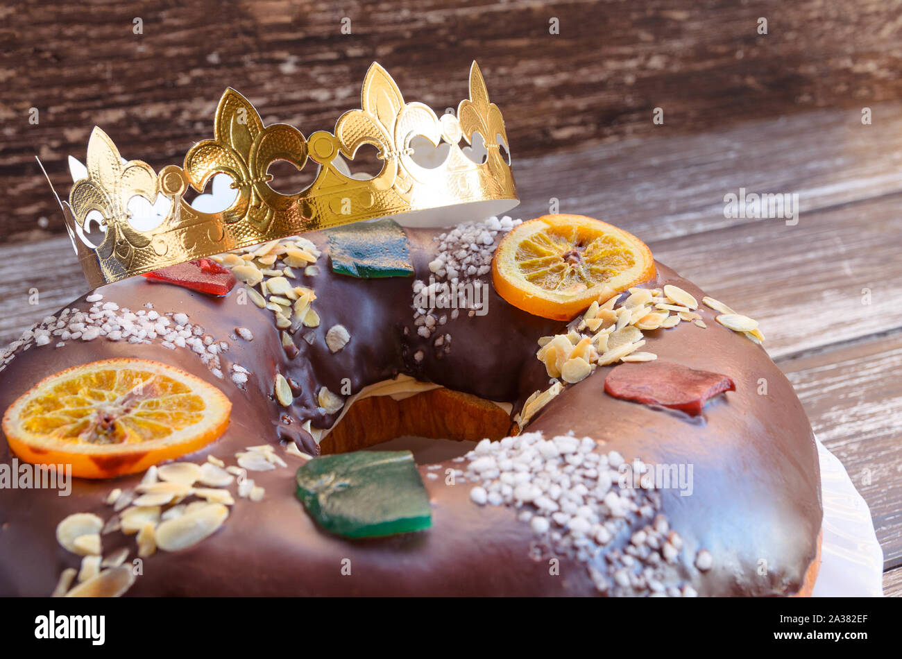 Roscon de Reyes, Schokolade spanische Wüste zu Epiphanie oder Dia de Reyes Magos, drei Weisen Tag feiern. Stockfoto