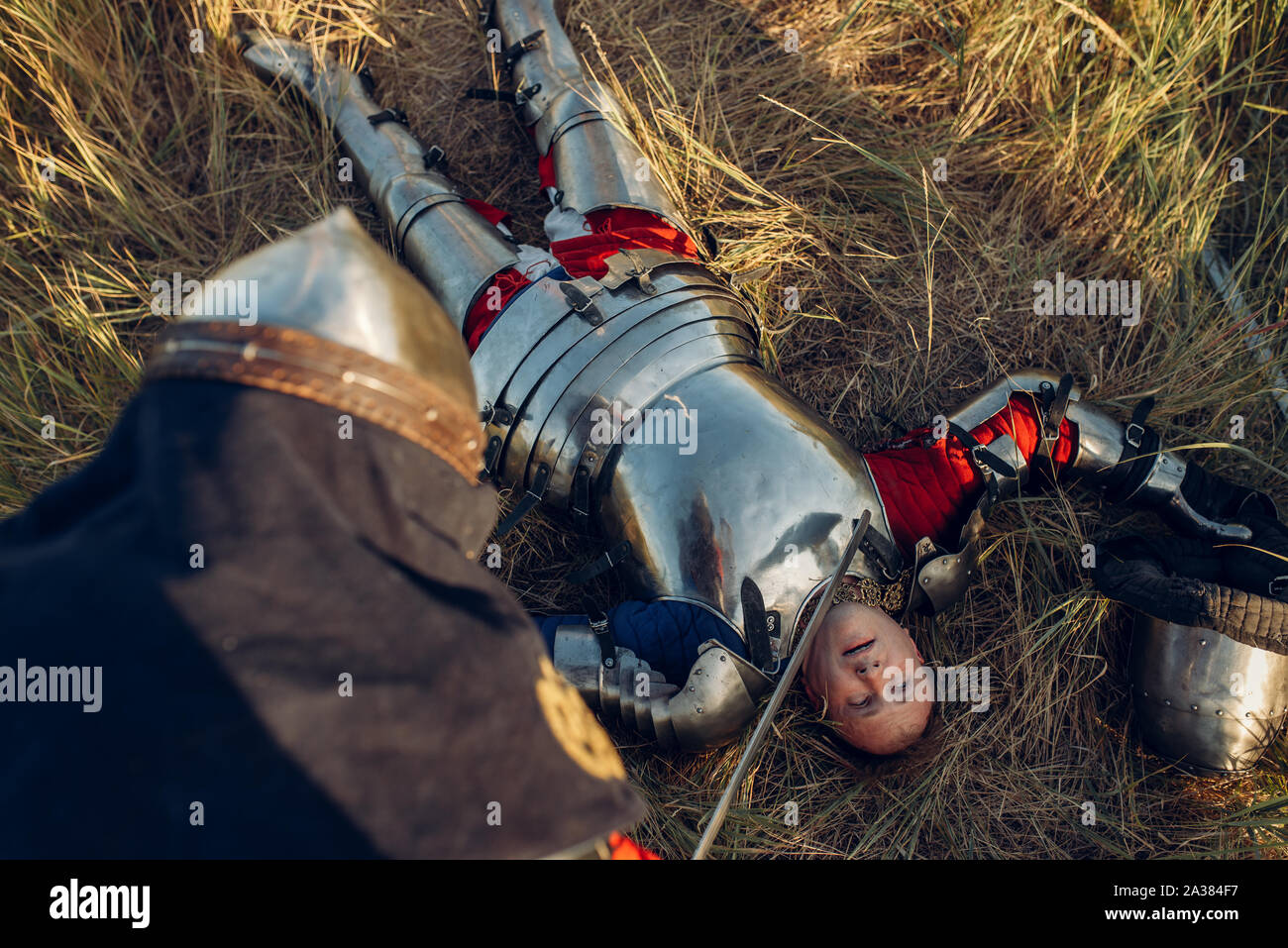 Ritter sein Schwert an die Kehle seines Gegners Stockfoto