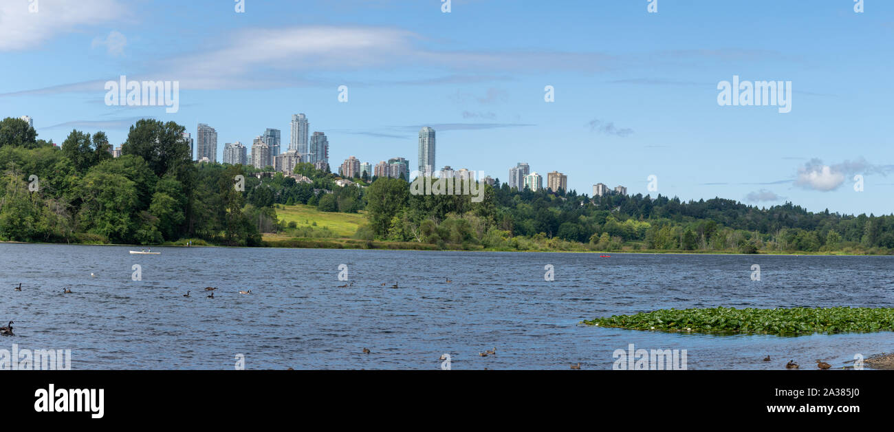 Panorama von Burnaby, British Columbia, Kanada Skyline von Deer Lake gegen Metrotown suchen und Apartmentanlagen an einem sonnigen Sommertag. Stockfoto