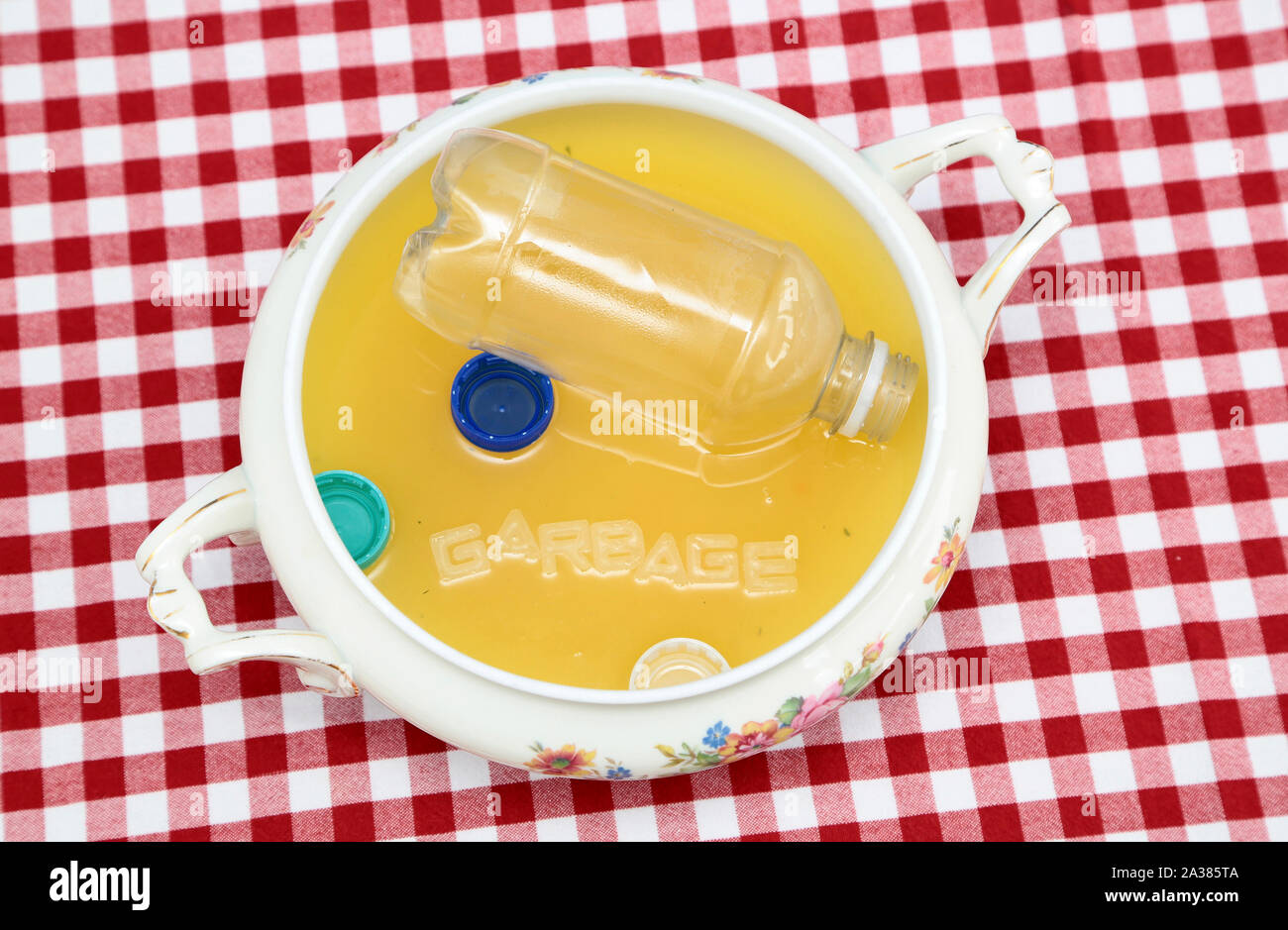 Kunststoff Suppe auch als Müll Suppe bekannt. (Meeresverschmutzung und Umweltverschmutzung Konzept) Stockfoto