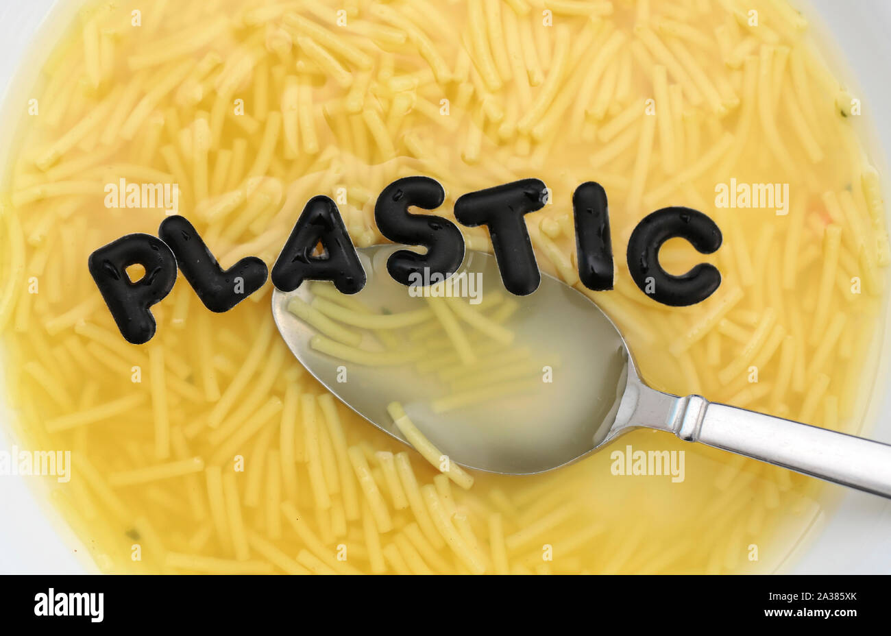 Kunststoff Suppe auch als Müll Suppe bekannt. (Meeresverschmutzung und Umweltverschmutzung Konzept) Stockfoto