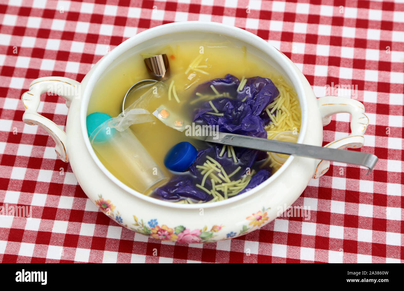 Kunststoff Suppe auch als Müll Suppe bekannt. (Meeresverschmutzung und Umweltverschmutzung Konzept) Stockfoto