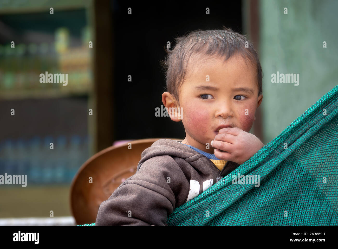 Rumtse, Indien - 22. August 2015: Portrait eines Jungen weg von der Kamera auf den Keylong-Leh Straße met Stockfoto