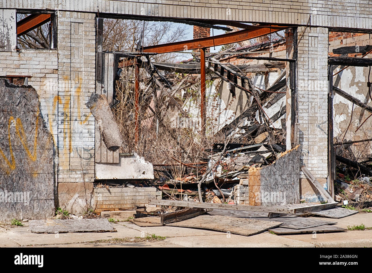 DETROIT, Michigan, APRIL 27, 2019: Ein offener storefront Highlights der Urban Blight leidet die Stadt Detroit. Stockfoto