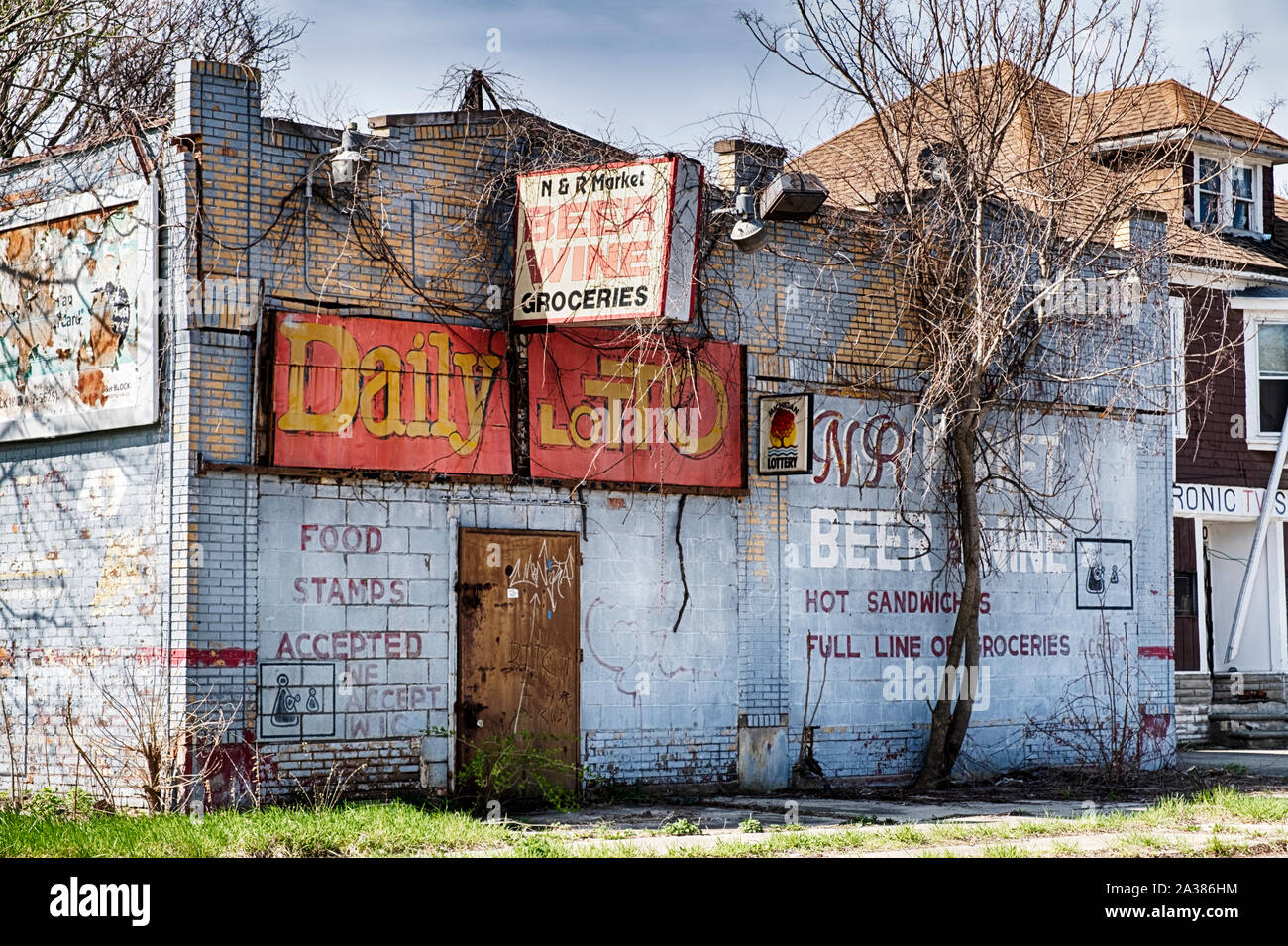 DETROIT, Michigan, APRIL 27, 2019: Ein geschlossener Nachbarschaft in Detroit, Michigan, ist ein Symbol für die Urban Decay über die Stadt. Stockfoto