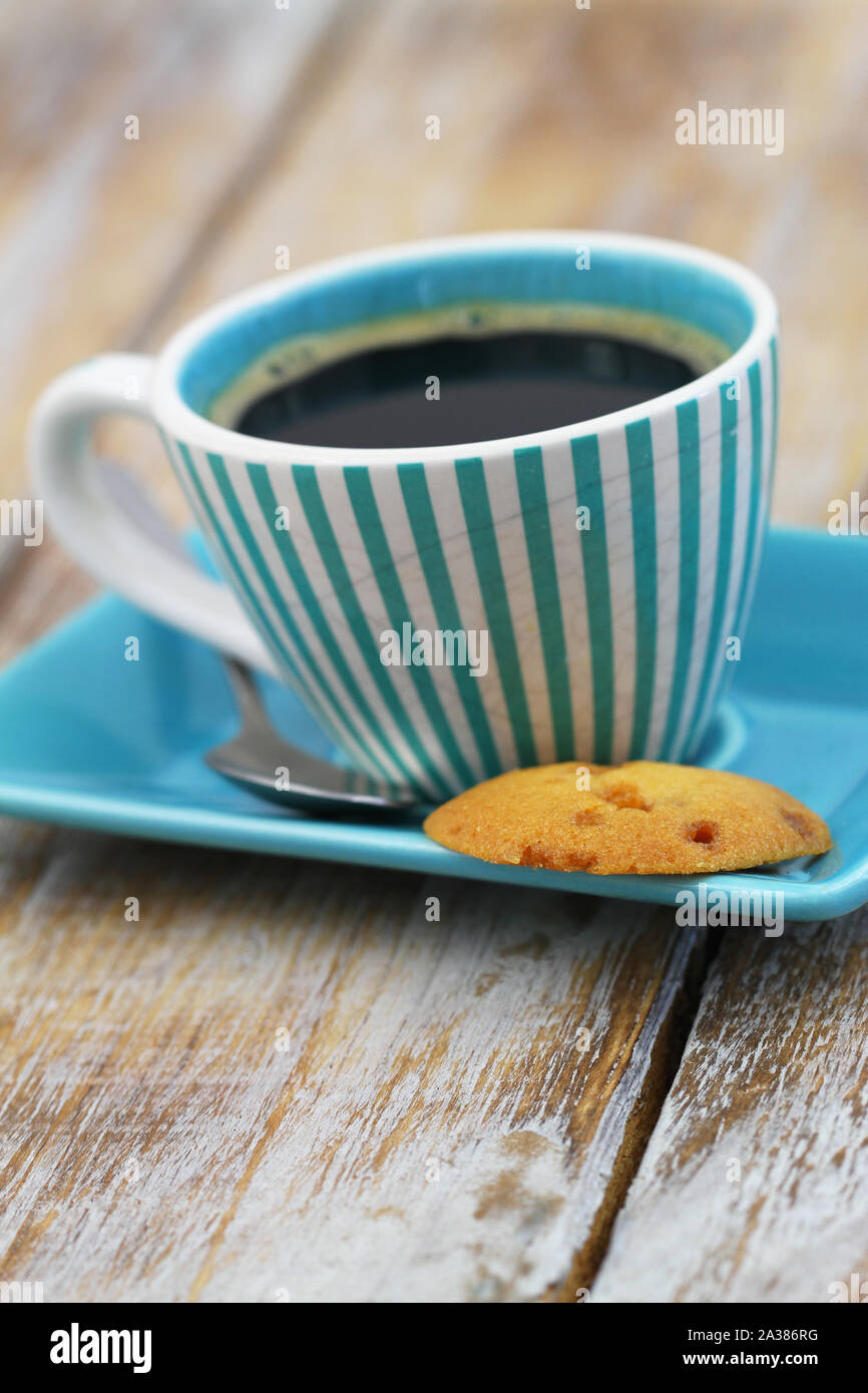 Schwarzen Kaffee in blauen und weißen vintage Tasse mit einem crunchy Cookie Stockfoto