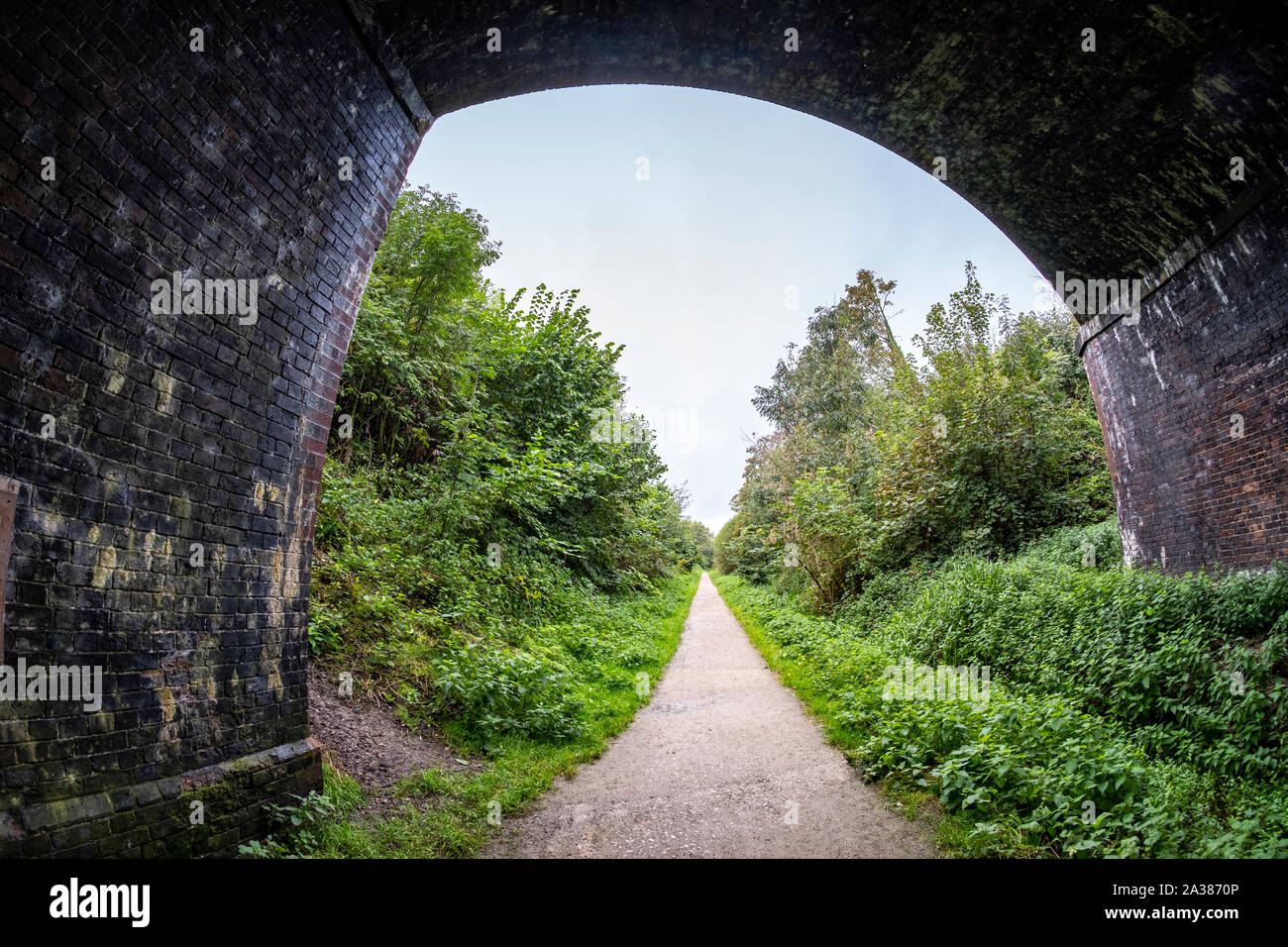 Fischaugenobjektiv Bogenbrücke über stillgelegte Bahnstrecke Salz Leitung nun öffentlichen Fußweg in der Nähe von Sandbach Wheelock Cheshire UK Stockfoto