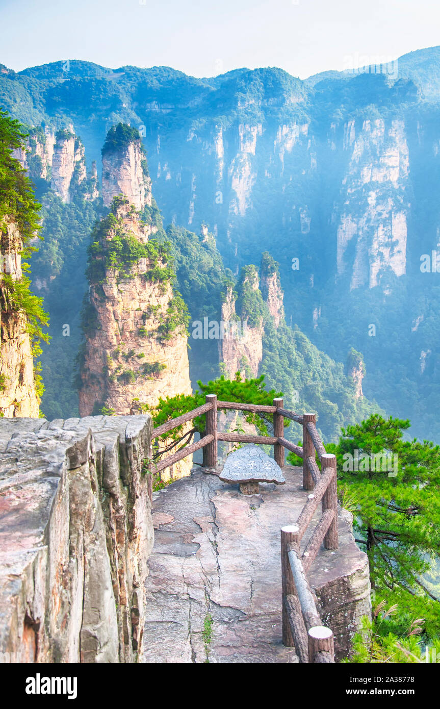 Die ungewöhnlichen Felsformationen und Säulen der Niagara-on-the-Lake Forest Park in der Provinz Hunan China bei Kaiser Thron innerhalb der tianzhi Shan Scenic Area. Stockfoto