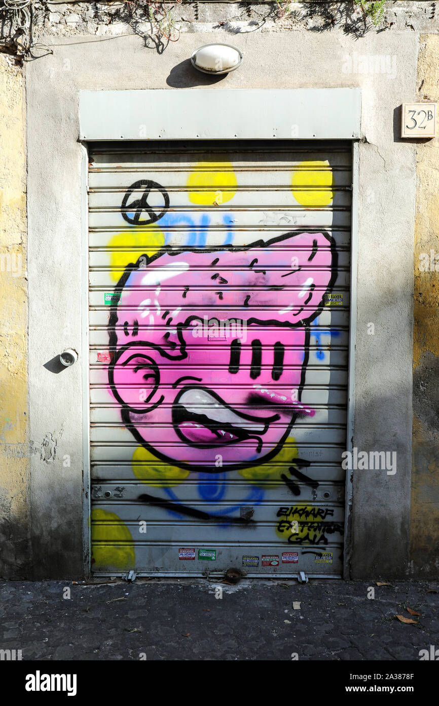 Graffiti malen auf coiling Tür in Trasteve, Rom, Italien Stockfoto