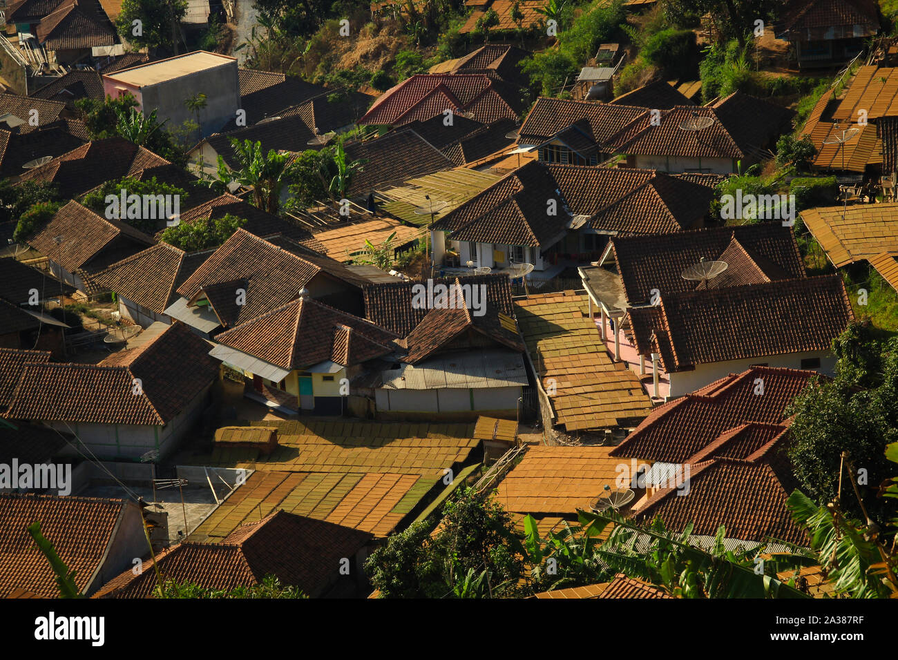 Sumedang, Indonesien. 06 Okt, 2019. Luftaufnahme von Tabak Dorf in Sumedang Tanjungsari, Regency, West Java. Innerhalb von 40 Tagen das Dorf konnte rund 1,7 Tonnen mole Tabak produzieren und in verschiedene Regionen in West Java geliefert werden und auch die Ausfuhr ins Ausland. (Foto durch Instrumatic Febri Sugita/Pacific Press) Quelle: Pacific Press Agency/Alamy leben Nachrichten Stockfoto