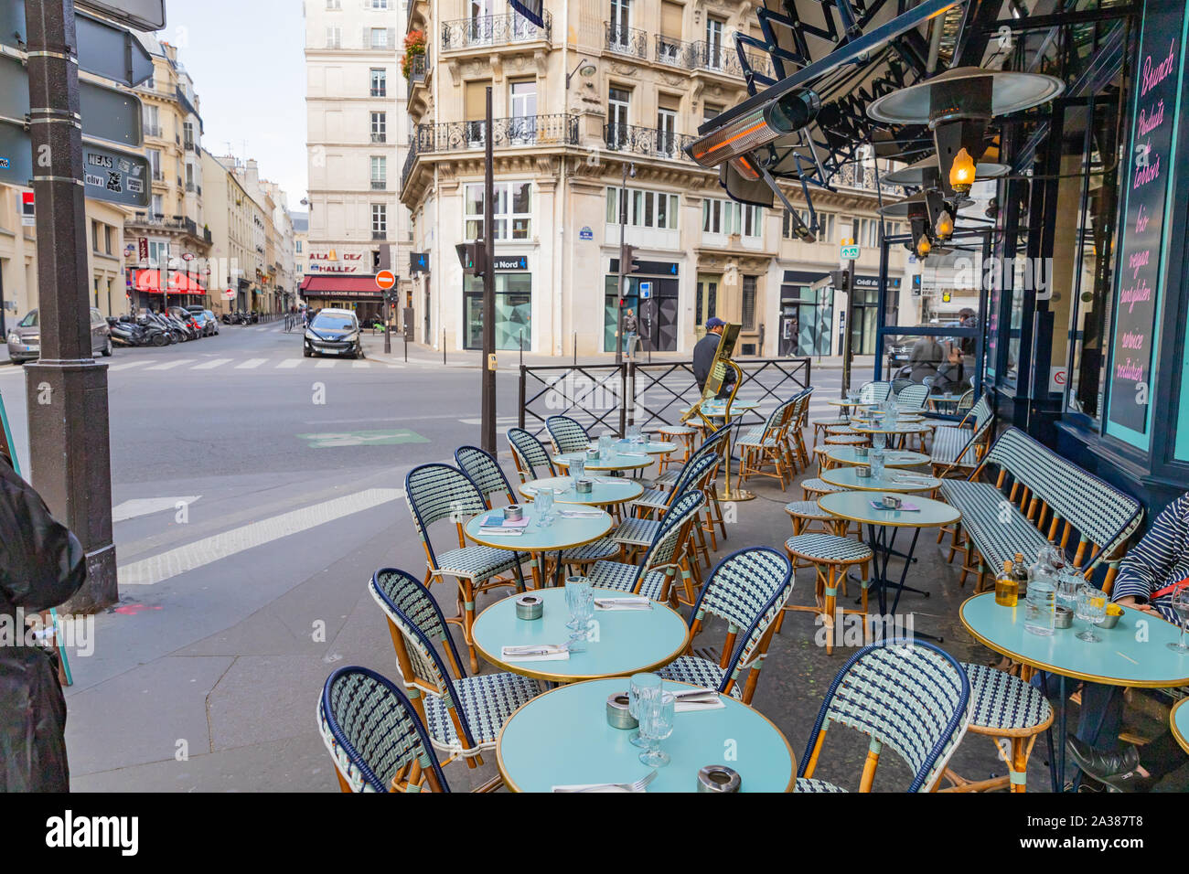 Paris, Frankreich, Street Cafe Tabelle mit Glas und Kaffee Tasse Stockfoto
