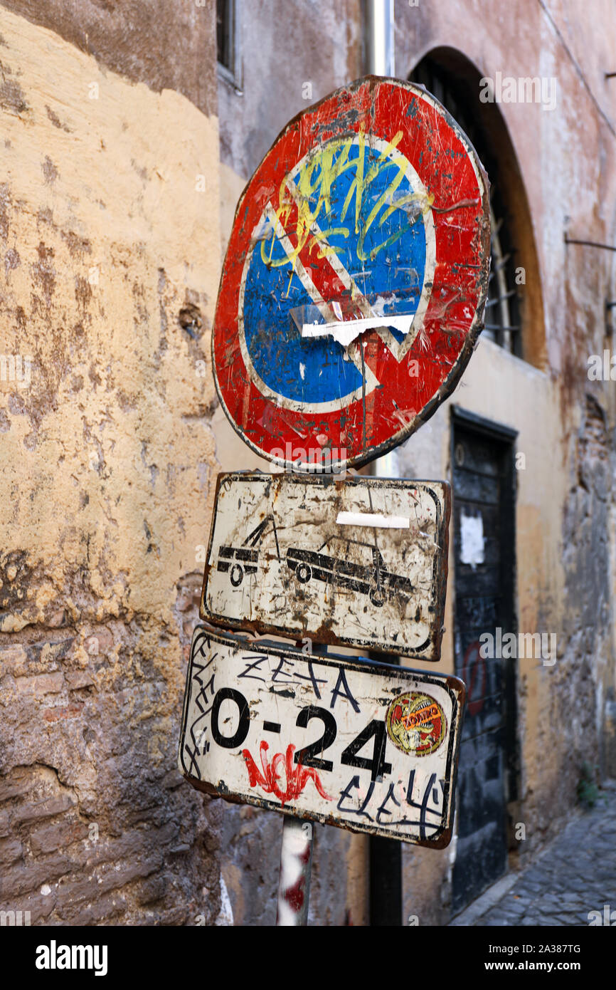 Nach oben abgerieben Alte keine Parkplätze - Zeichen in Trastevere, Rom, Italien. Stockfoto