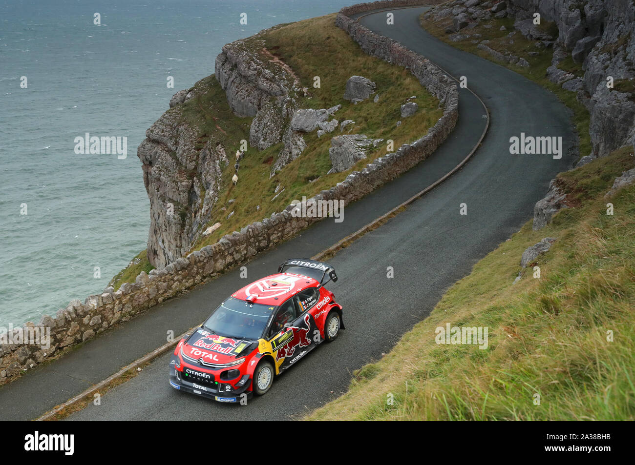 Freance von Sébastien Ogier und Julien Ingrassia in einem Citroen C3 WRC bei Tag vier der Wales Rally GB. Stockfoto