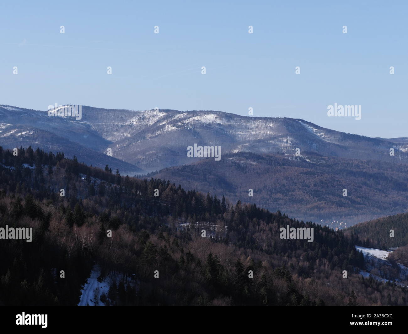 Malerische Schlesischen Beskiden erstrecken sich in der äußeren Westkarpaten in der Nähe von Bielsko-Biala, Polen im Februar Stockfoto