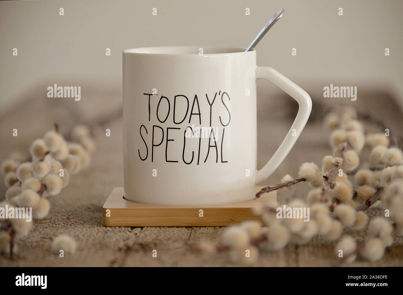 Kaffeebecher mit den Worten der heutigen Spezielle und getrockneten Blumen Stockfoto
