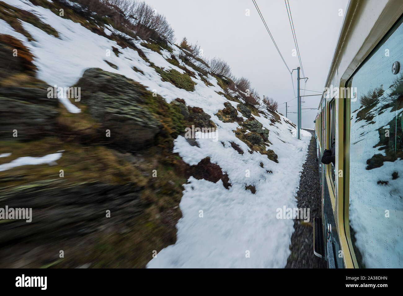 Zug fahren von Lauterbrunnen nach Kleine-Scheidegg, Schweiz. Stockfoto