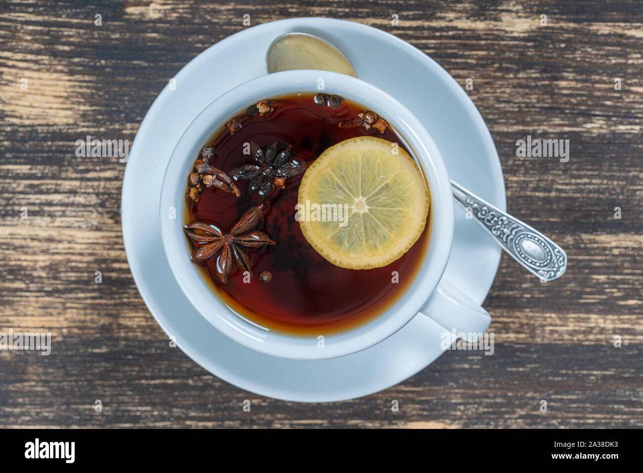 Spice Tee, Zimt, schwarzer Pfeffer, Kardamom, Sternanis, Nelken, Zitrone  und heißer Apfelsaft. Nahaufnahme, Ansicht von oben. Zimt Tee. Tee trinken  Stockfotografie - Alamy