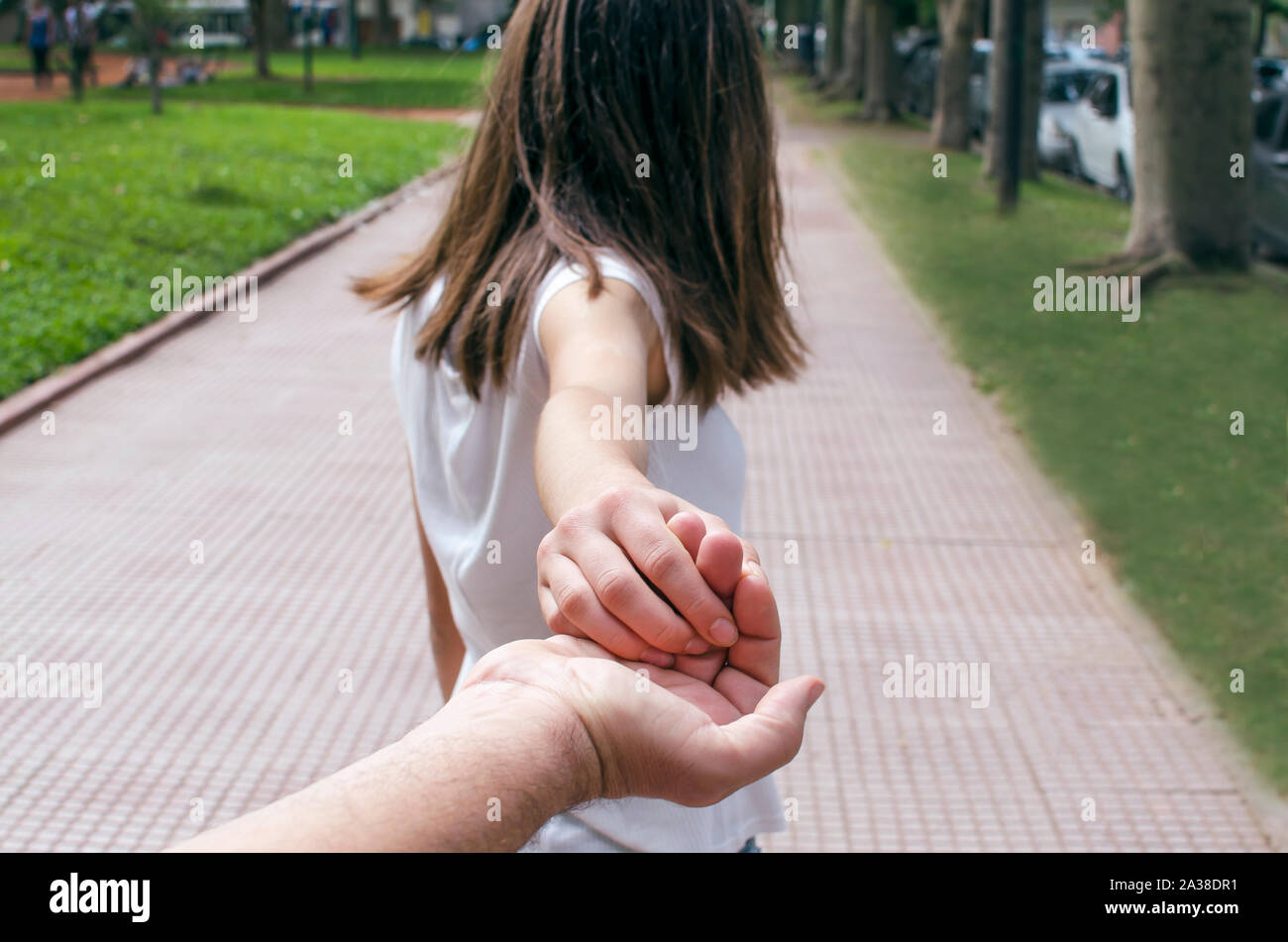 Rückansicht eines Mädchen Hand ihres Vaters Holding Stockfoto