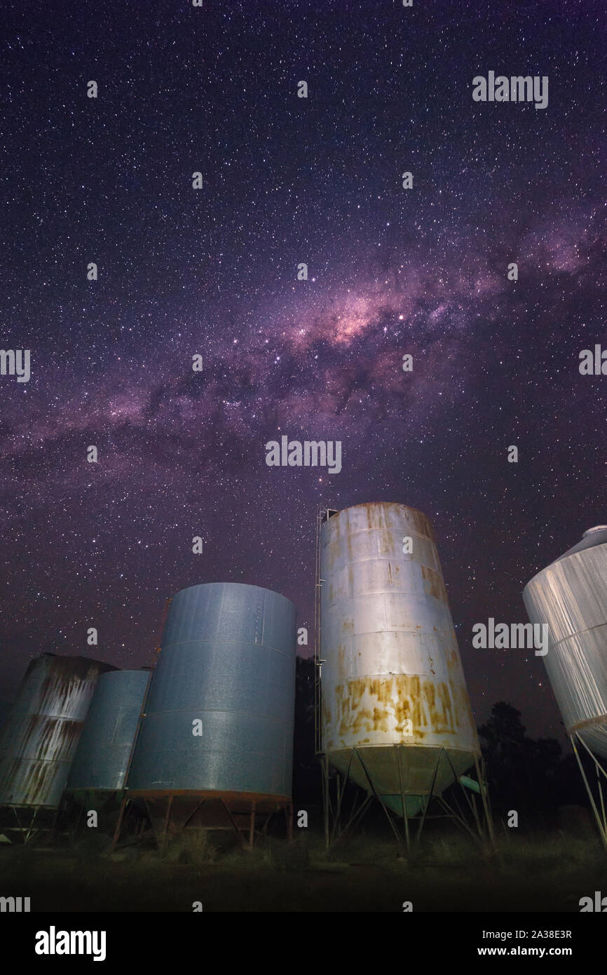 Getreidesilos gegen die Milchstraße, Australien Stockfoto