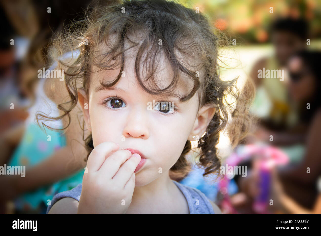 Porträt eines Mädchens essen Popcorn Stockfoto