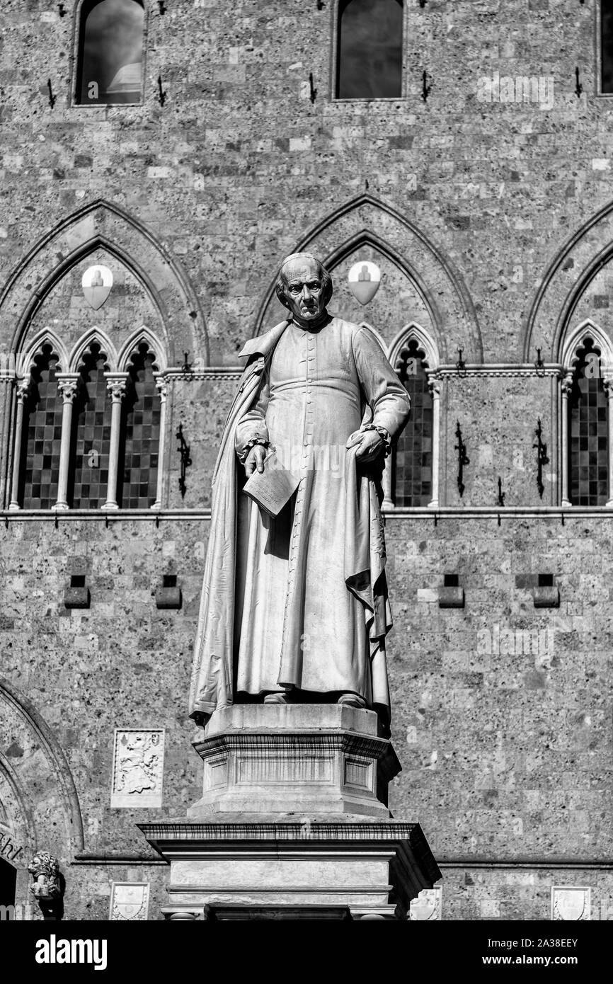 Denkmal von Sallustio Bandini von 1882 an der Piazza Salimbeni in Siena, Italien Stockfoto