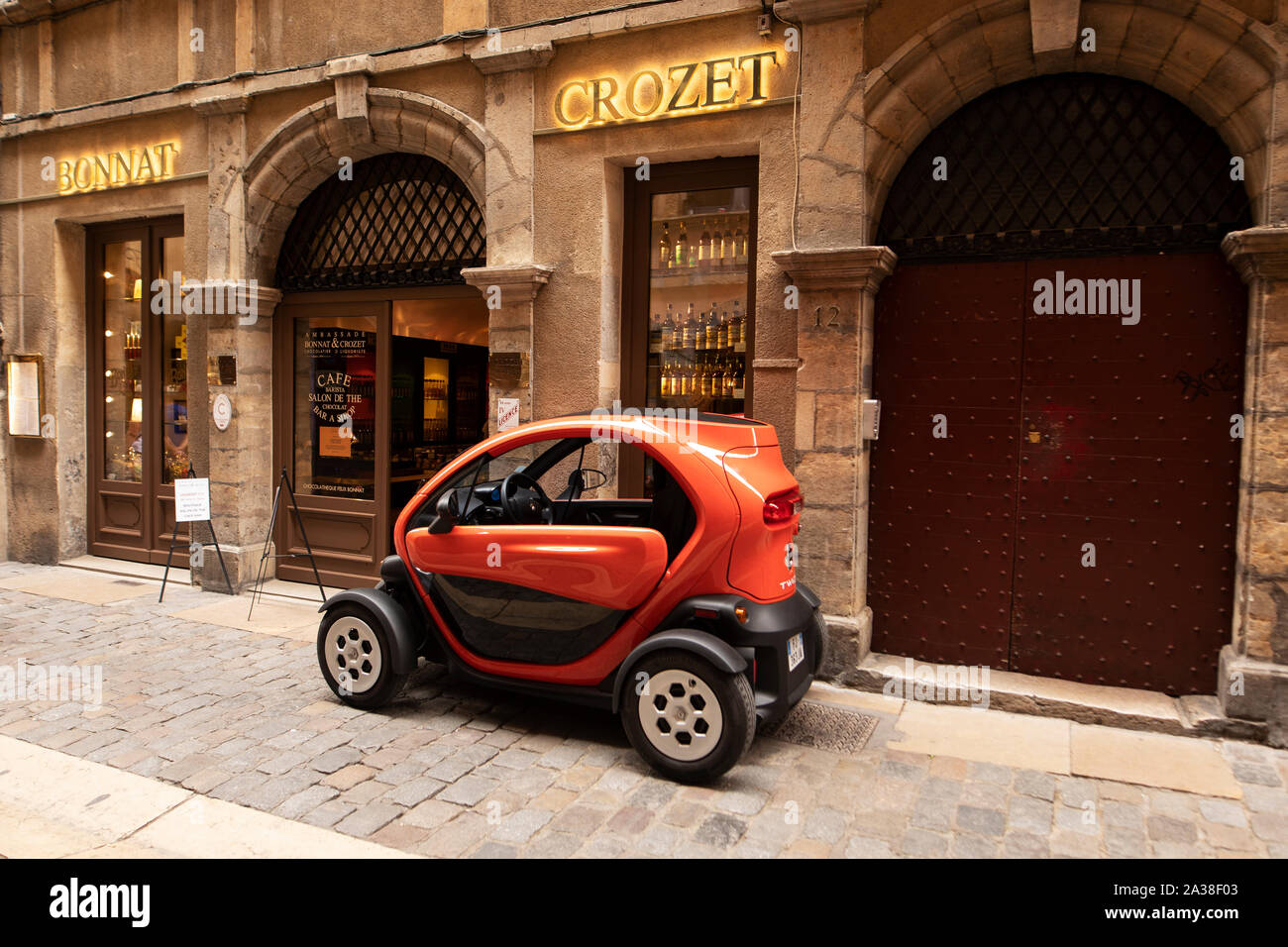 Ein Renault Twizy (Elektroauto) parkte vor dem Bonnat Crozet Schokoladengeschäft in der Rue de Boeuf in der Altstadt von Lyon, Frankreich. Stockfoto