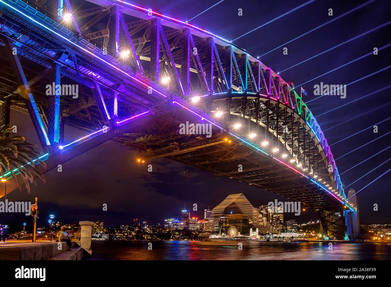 Vivid Sydney Laser Lightshow an der Sydney Harbour Bridge, New South Wales, Australien Stockfoto