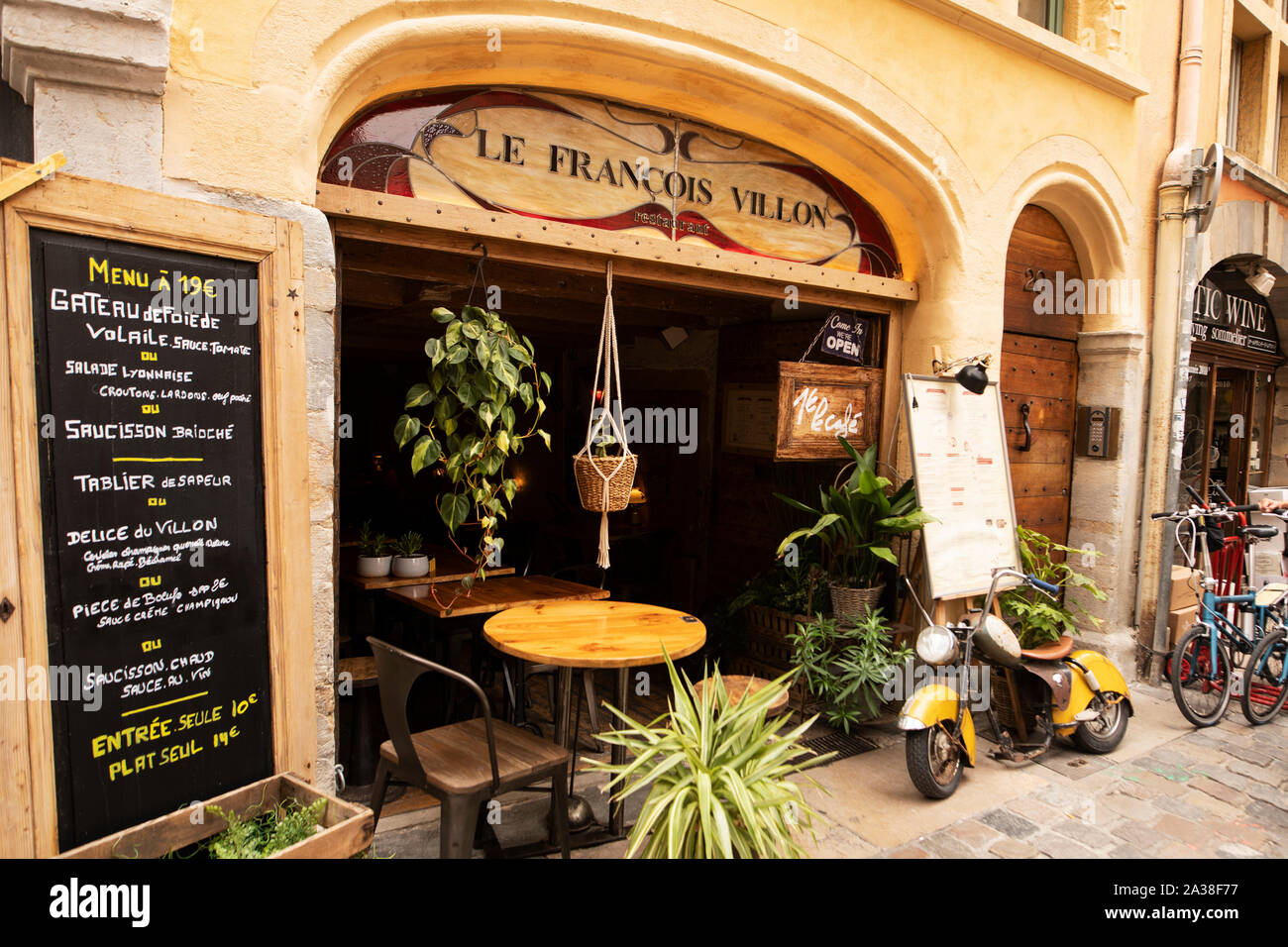 Außerhalb Le François Villon, einem französischen Restaurant in der Rue de Boeuf in der Altstadt von Lyon, Frankreich. Stockfoto
