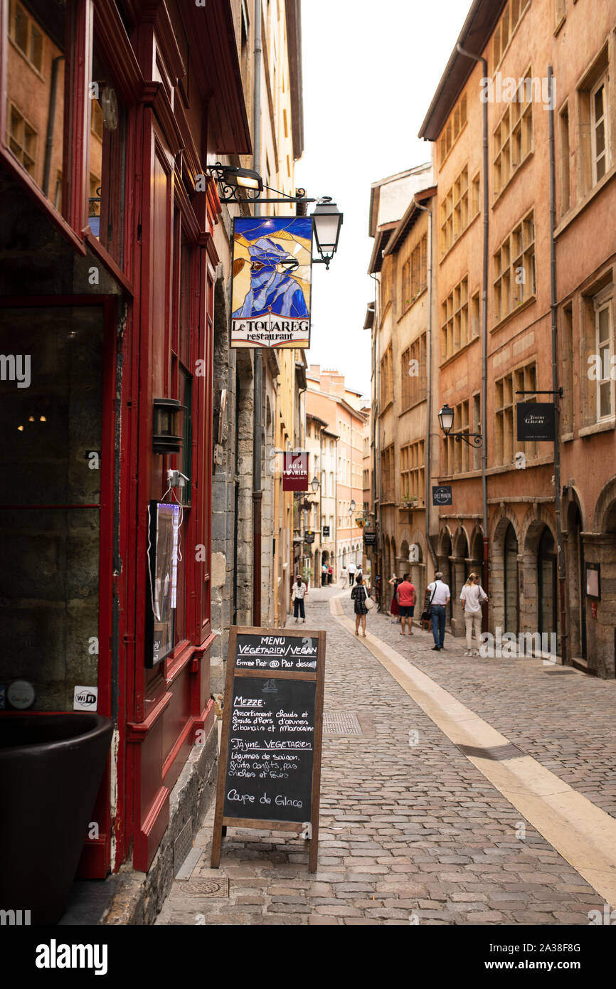 Zeichen außerhalb Le Touareg, ein marokkanisches Restaurant in der Rue de Boeuf in der Altstadt von Lyon, Frankreich. Stockfoto