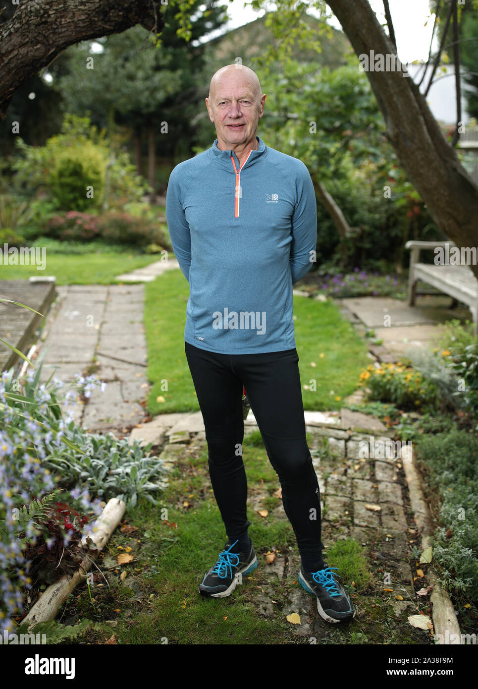 London Marathon überhaupt vorhanden runner Terry Macey, der plant, in seinem 40. London Marathon im April 2020 zu laufen, an seinem Haus in Blackheath, South East London. Stockfoto