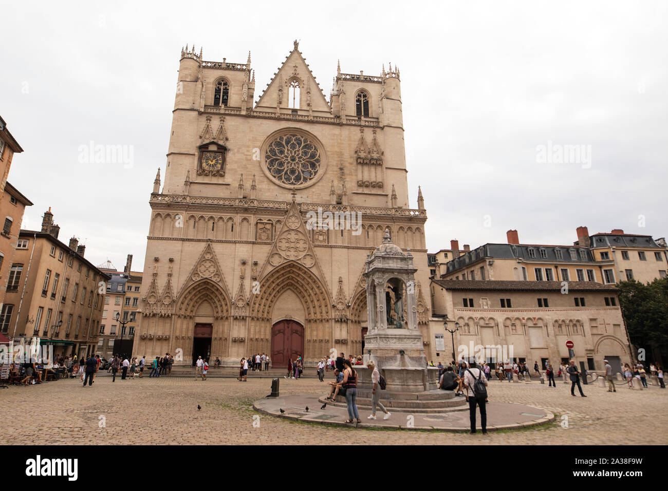 Ein bewölkter Tag im Cathédrale Saint-Jean-Baptiste (Kathedrale der Hl. Johannes der Täufer) in Lyon, Frankreich. Stockfoto
