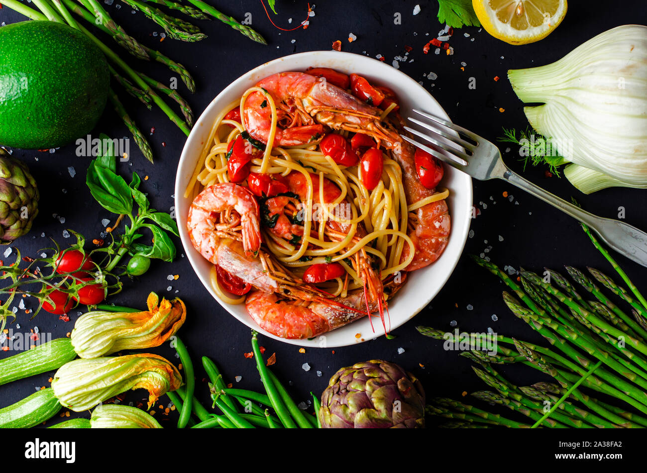 Nudeln Italienische Und Mediterrane Kuche Pasta Rigatoni Mit Tomaten Sauce Basilikum Blatter Knoblauch Und Parmesan Kase Ein Altes Haus Stockfotografie Alamy