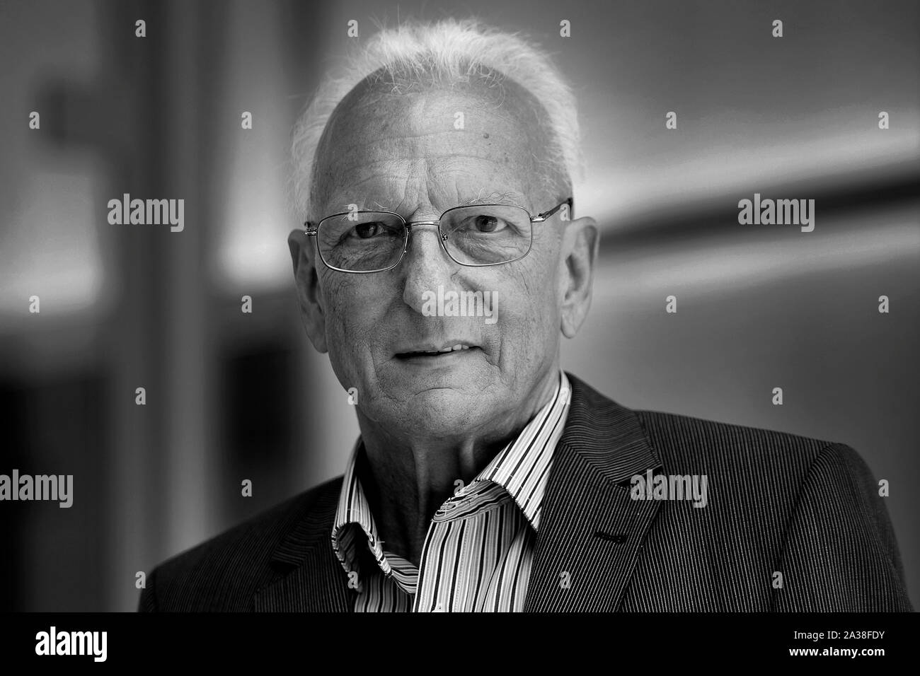 Athlet Martin LAUER starb im Alter von 82 Jahren. Archiv Foto; Martin LAUER (Leichtathletik), neu in die Hall of Fame 2011, Portraits, Portrait (Hochformat), Charity Gala Golden Sports Pyramide 2011 Am 20. Mai 2011 im Hotel Adlon Kempinski Berlin | Verwendung weltweit Stockfoto