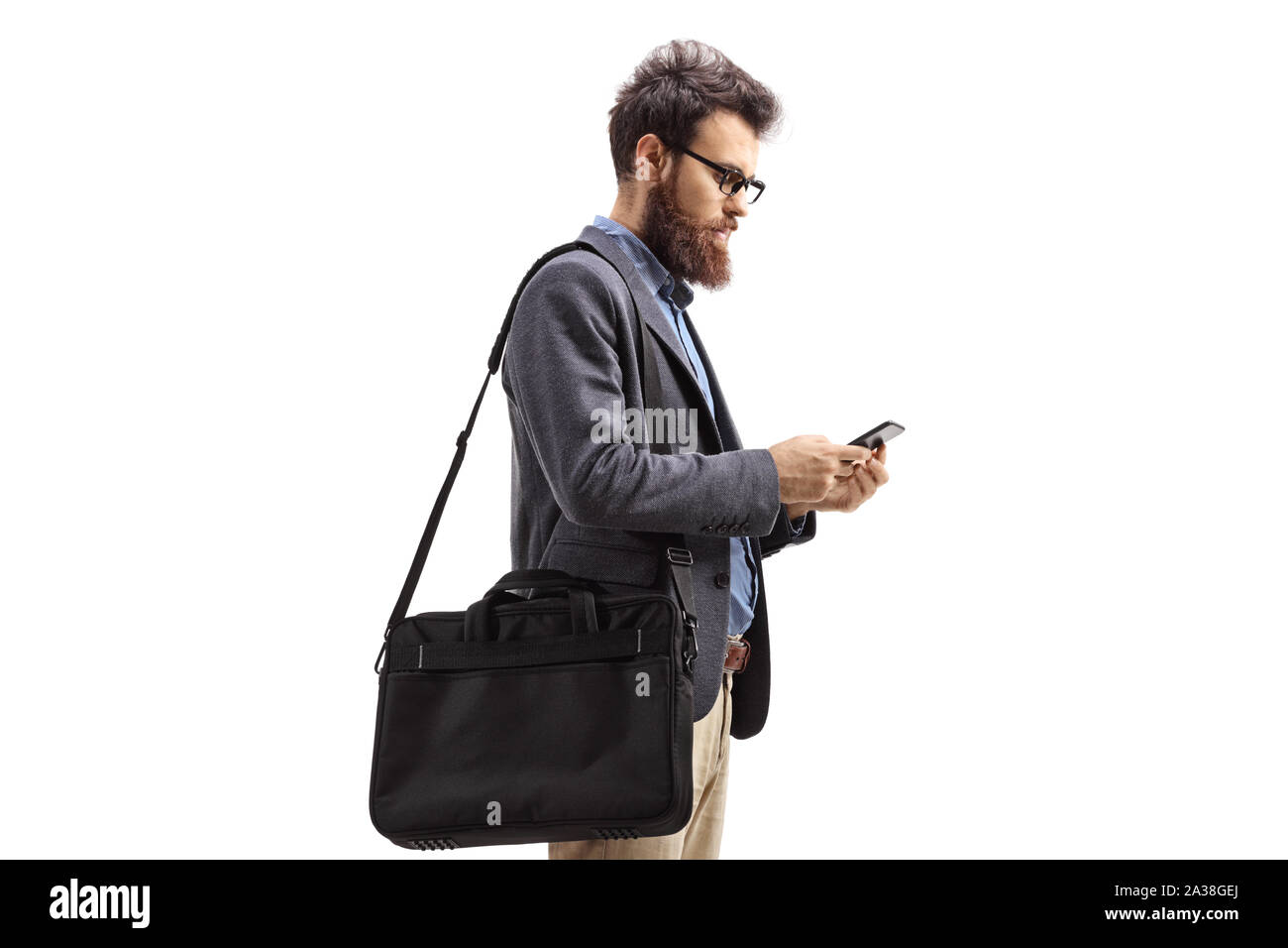 Mann mit Schultertasche Holding ein Handy auf weißem Hintergrund Bärtigen Stockfoto