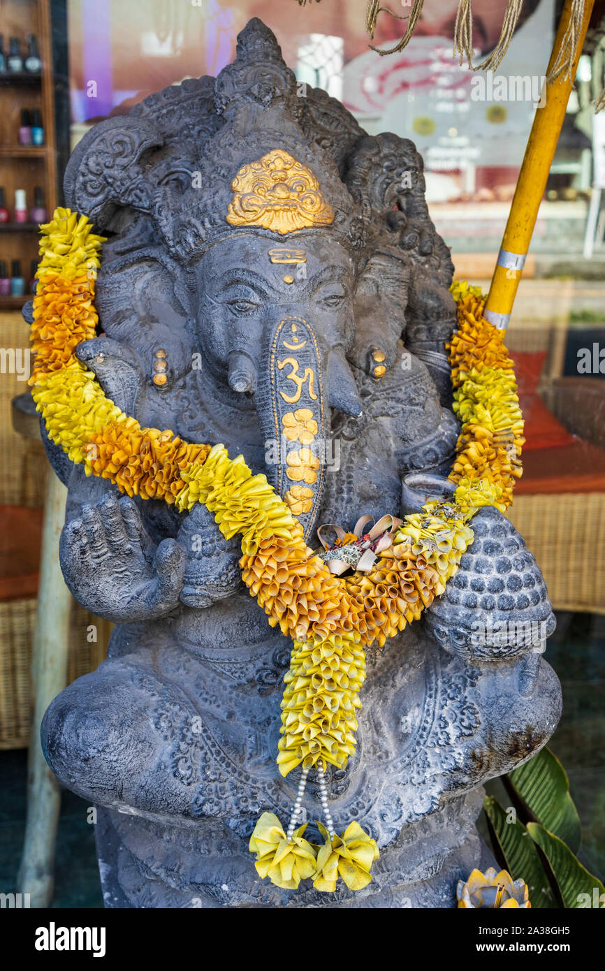 Statue von Ganesh oder Ganesha mit Blumenkranz, Ubud, Bali, Indonesien Stockfoto